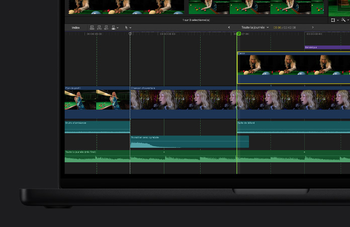Écran de MacBook Pro 16 pouces, timeline de Final Cut Pro affichant des plans vidéo de trois scènes différentes, une femme jouant au billard, une femme chantant dans un microphone
