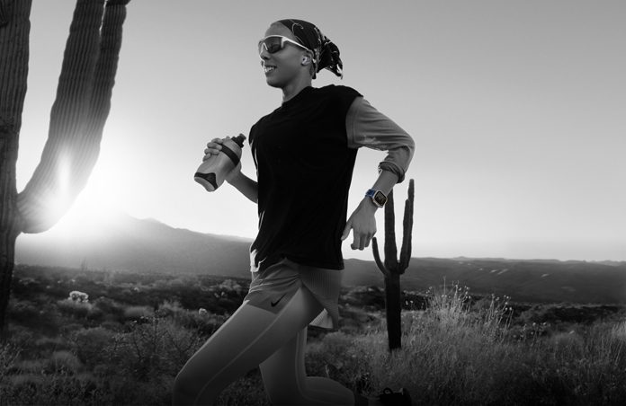 Une personne utilisant une Apple Watch Ultra 3 pendant une course dans le désert