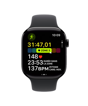 Apple Watch Series 11, boîtier en aluminium, noir de jais poli, séance de course à l’extérieur ouverte, fréquence cardiaque dans la zone 3, côté droit : Digital Crown, bracelet sport blanc