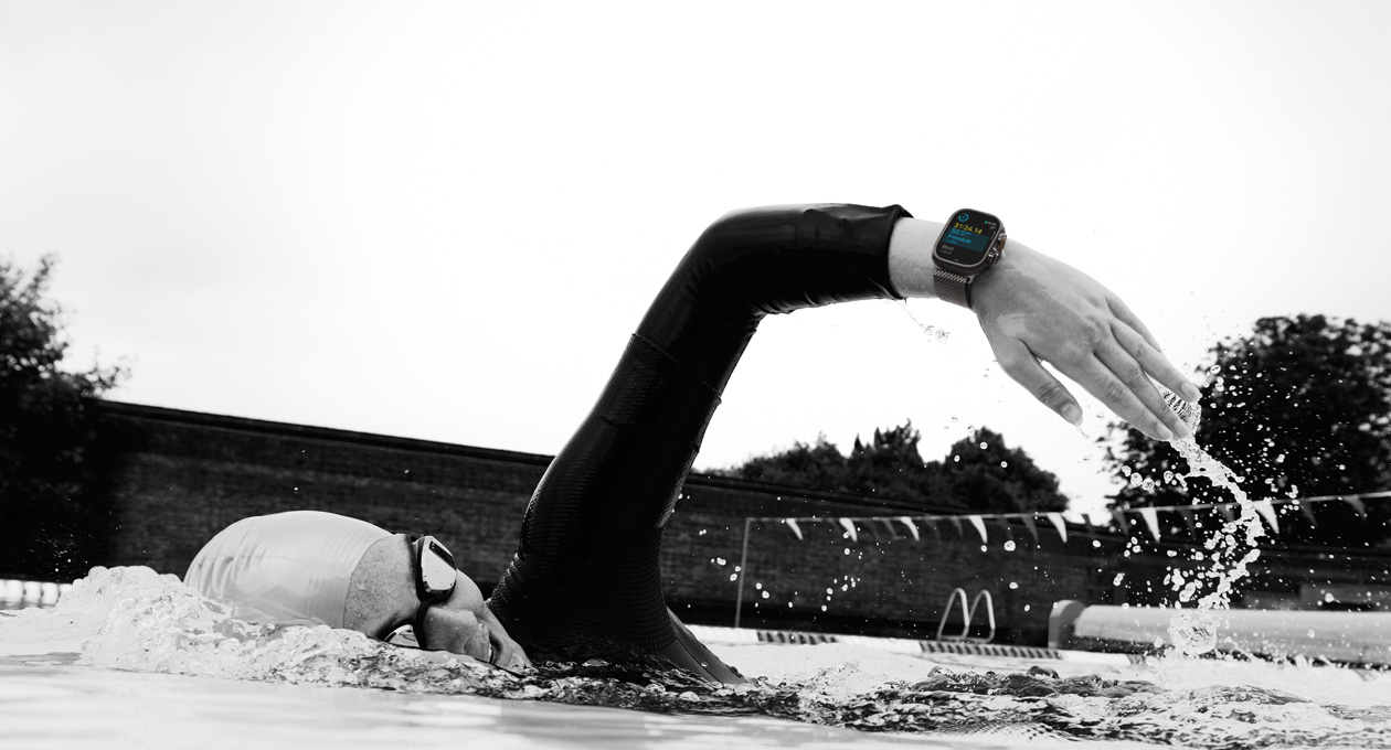 Plavkyně si měří trénink pomocí Apple Watch Ultra 3