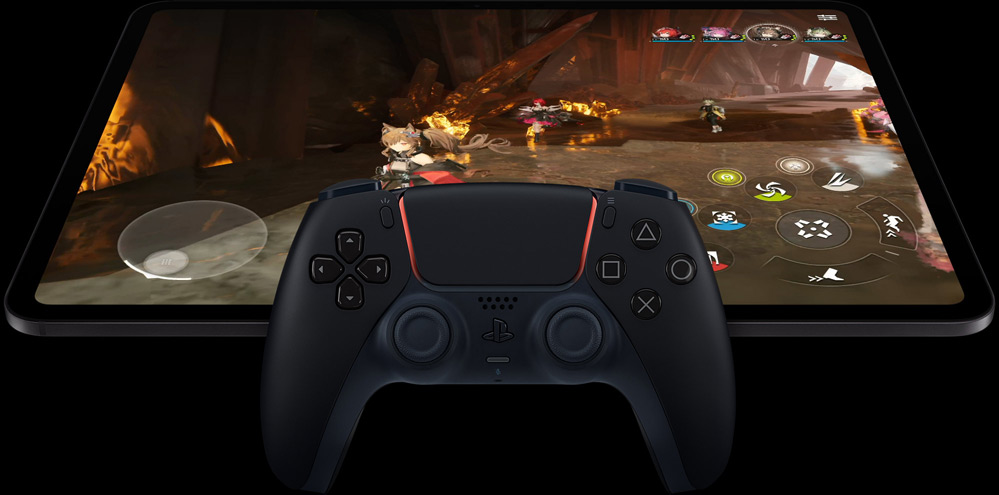 En trådløs PlayStation-kontroller ligger oppå en iPad Pro i fargen stellarsvart, som vises forfra i liggende retning. Skjermen viser en scene fra et dataspill med en futuristisk robot som holder et glødende, rosa lasersverd.