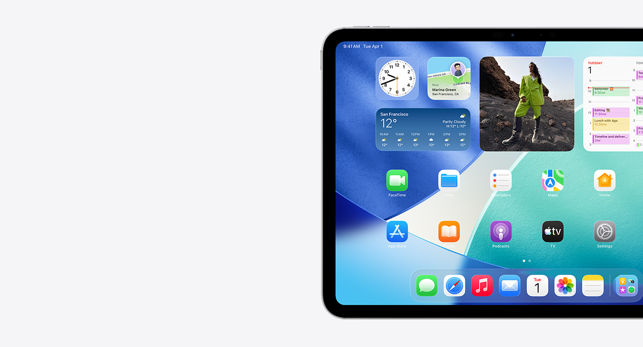 橫向放置的 iPad，僅展示左側螢幕，主畫面上疊放著各種小工具，包括呈現 Liquid Glass 效果的半透明時鐘、提醒事項 app、天氣小工具，另有兩排較小的 app 和 Dock