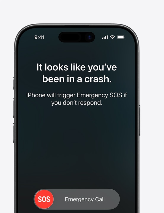 iPhone készülékek egymás mellett. Az elsőn az Üzenetek, a Lokátor és a Közúti segélyszolgálat widgetje látható a műholdas kapcsolat elérhetőségének jelzésével, a másodikon a Vészhelyzet – SOS funkció képernyője, a harmadikon pedig a Közúti segélyszolgálat funkció képernyője.