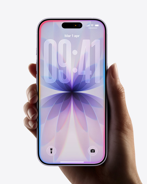 Una mano che tiene un iPhone 17 mostrato di fronte, con design all screen, schermata di blocco con bordo Liquid Glass
