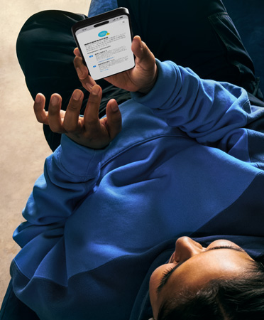 iPhone上で、睡眠時無呼吸の可能性に関するアラートの詳細を確認している人物