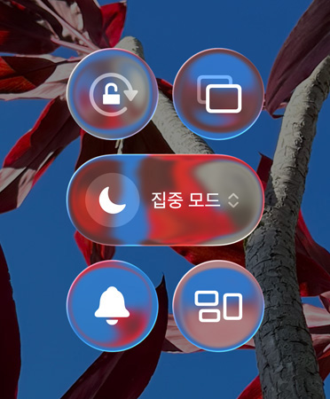 투명한 Liquid Glass 앱 및 위젯이 표시되어 있는 컬러풀한 iPhone 홈 화면