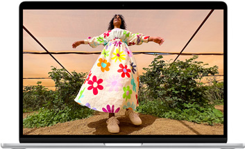 شاشة MacBook Air تعرض صورة شخص يرتدي ملابس ملونة لإبراز نطاق الألوان ووضوح شاشة ريتنا ليكويد