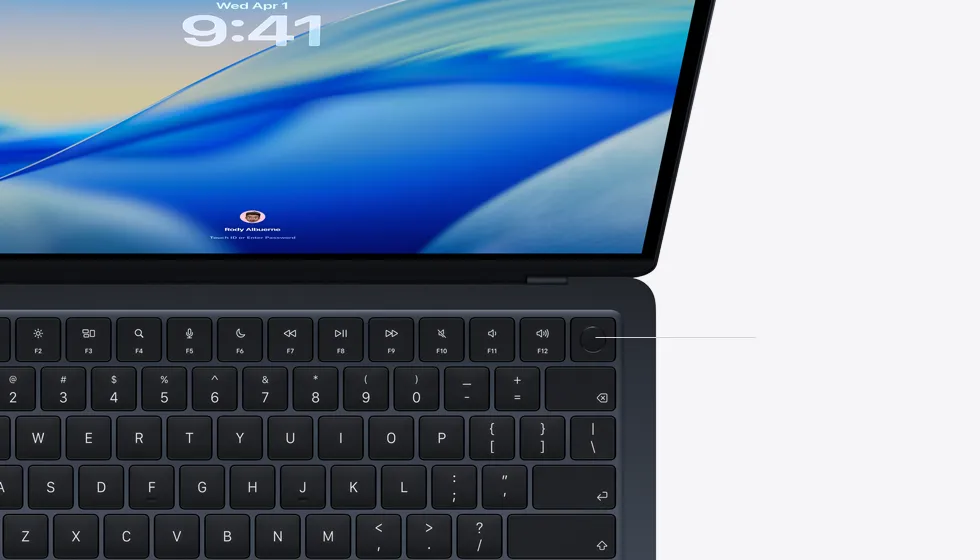 打開的 MacBook Air 展示 Touch ID 按鈕位置