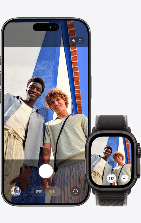 iPhone 17 機身正面，正使用相機自拍團體照，旁邊的 Apple Watch Ultra 3 則打開相機遙控器 app