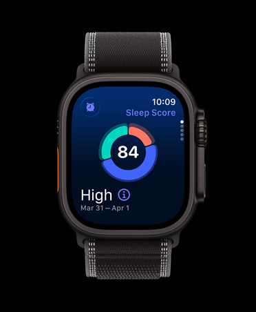 Apple Watch Ultra 3 med urkasse i sort titanium, Søvnresultat med cirkeldiagram på skærmen og Trail Loop-rem i sort/koksgrå