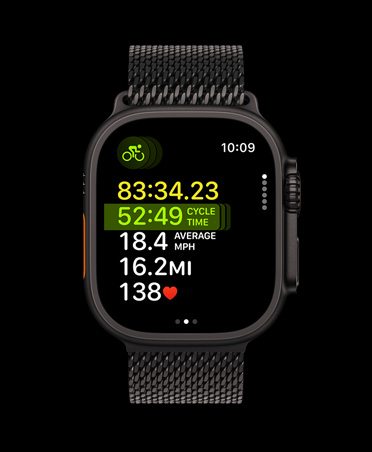 Apple Watch Ultra 3 med urkasse i sort titanium, multisportstræning og sort Milanorem