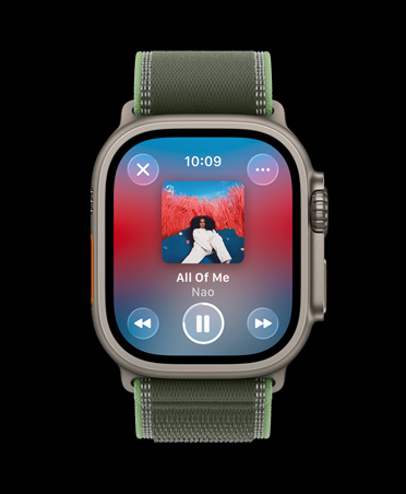 Apple Watch Ultra 3 med urkasse i titanium i farven naturlig, Apple Music, træningsplayliste, betjeningsfunktionerne forrige sang, næste sang og sæt på pause og Trail Loop i grøn/neon