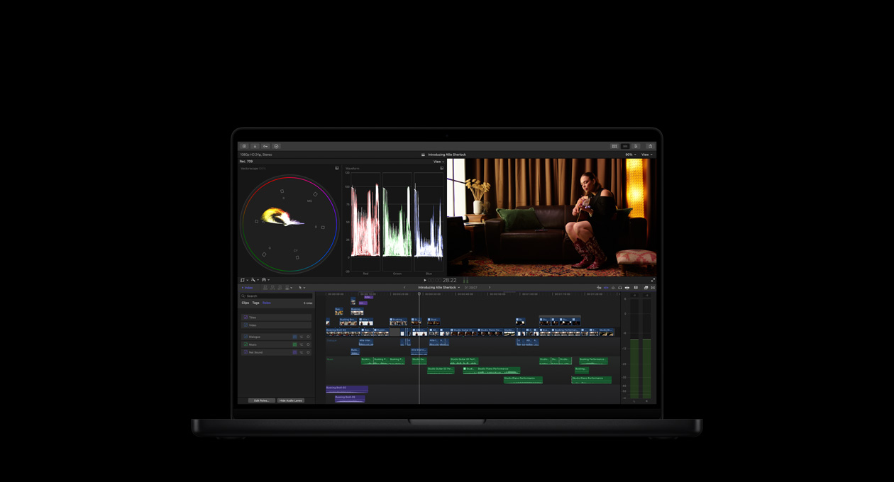 MacBook Pro รุ่น 14 นิ้ว, การตัดต่อมิวสิควิดีโอ, ผู้หญิงบนโซฟากำลังเล่นกีตาร์, ชื่อวิดีโอคือ Introducing Allie Sherlock
