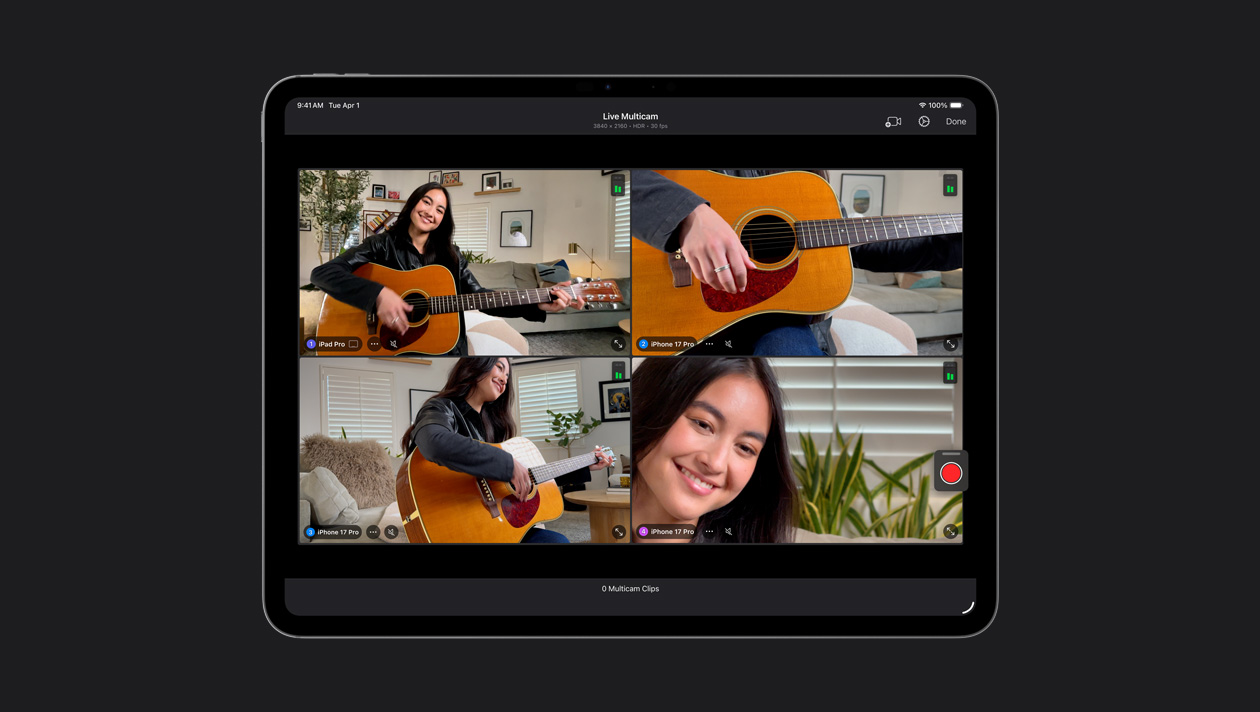 หน้าจอ iPad Pro รุ่น 13 นิ้ว แสดง Live Multicam ที่มีมุมมองที่แตกต่างกัน 4 มุม โดยแสดงภาพของบุคคลหนึ่งที่กำลังเล่นกีตาร์โดยใช้อุปกรณ์ iPad Pro และ iPhone 17 Pro