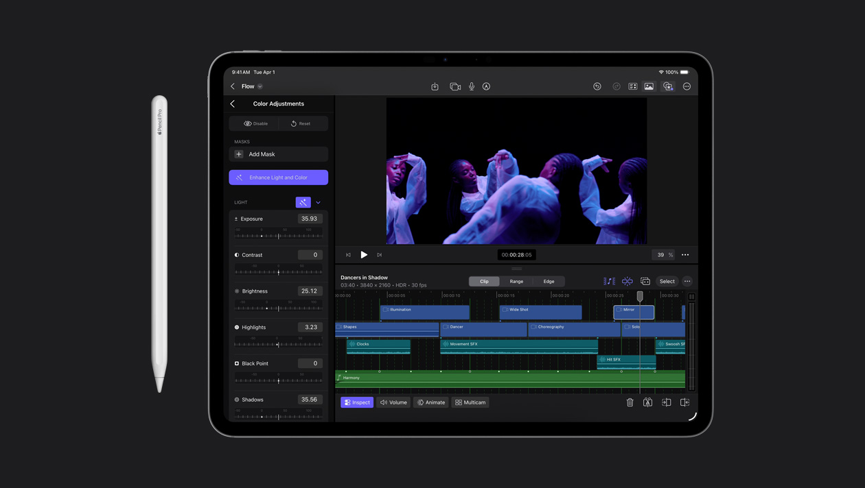 หน้าจอ iPad Pro รุ่น 13 นิ้ว แสดงแผงปรับสีทางด้านซ้าย, ผู้หญิงคนหนึ่งเต้นอยู่ทางด้านขวาภายใต้แสงโทนอึมครึม, ไทม์ไลน์คลิปวิดีโอด้านล่าง, Apple Pencil ทางด้านซ้ายของอุปกรณ์