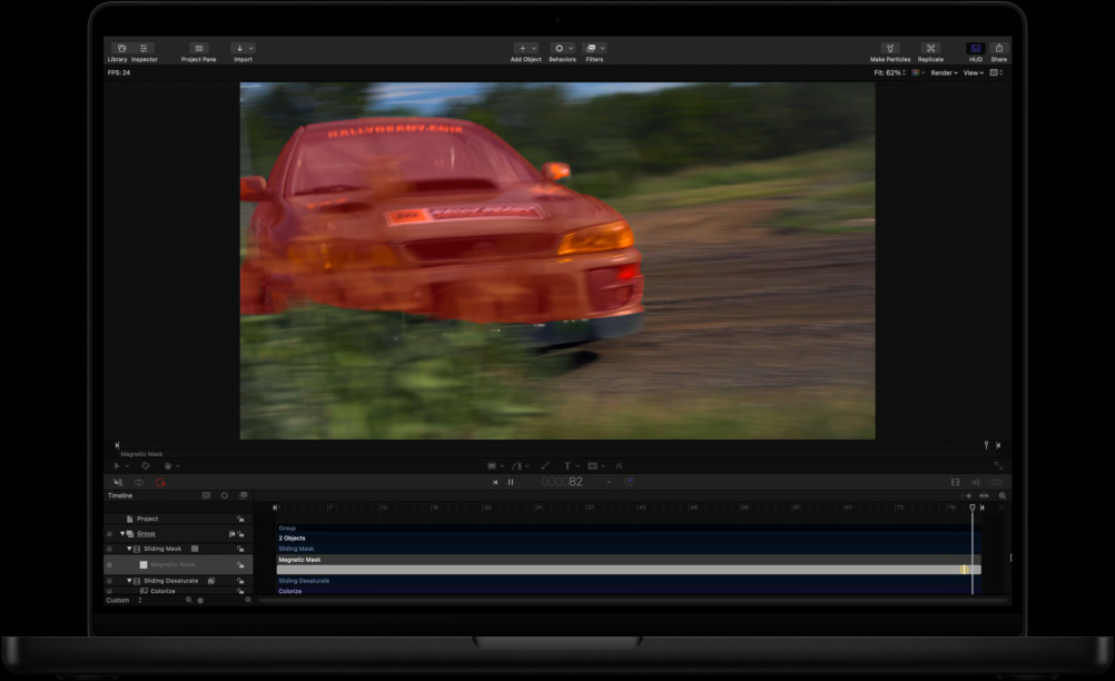 MacBook Pro รุ่น 16 นิ้ว, หน้าจอแสดงพื้นที่ทำงานใน Motion ที่มีรถสีเขียวกำลังขับผ่านทุ่งหญ้า, แสดงมาสก์สีแดงที่ซ้อนทับอยู่