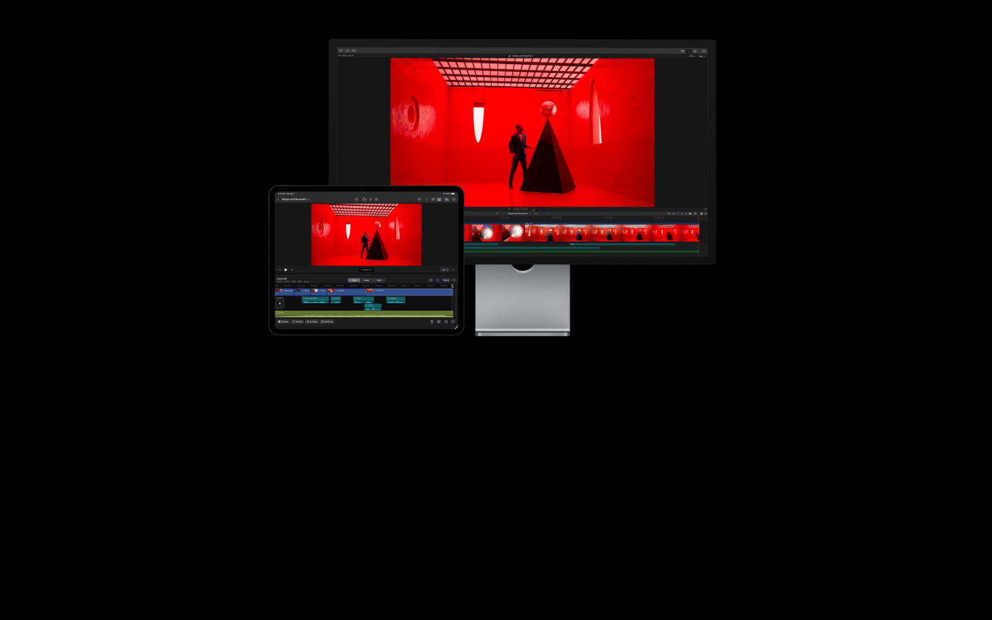 Final Cut Pro ที่กำลังมีการตัดต่อวิดีโอ, ผู้ชายในชุดสูทสีน้ำเงินในห้องสีแดงวางไข่มุกขนาดใหญ่สีขาวไว้ด้านบนของพีระมิดสีดำ