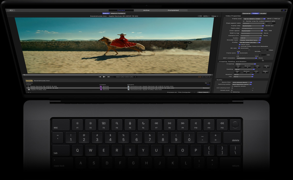 MacBook Pro รุ่น 16 นิ้ว, หน้าจอแสดงพื้นที่ทำงานของ Compressor ที่มีรูปภาพผู้หญิงคนหนึ่งในชุดเดรสสีแดงกำลังขี่ม้า, การสาธิตการส่งออกไฟล์เป็นชุด