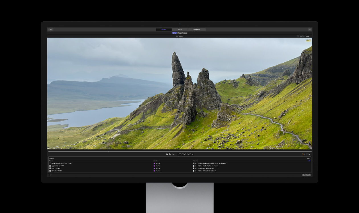 หน้าจอ Mac Studio Display แสดง Compressor, ผาหินที่อยู่ท่ามกลางภูมิทัศน์ชายฝั่งอันเวิ้งว้างพร้อมหญ้าสีเขียว, การส่งออกไฟล์เป็นชุด