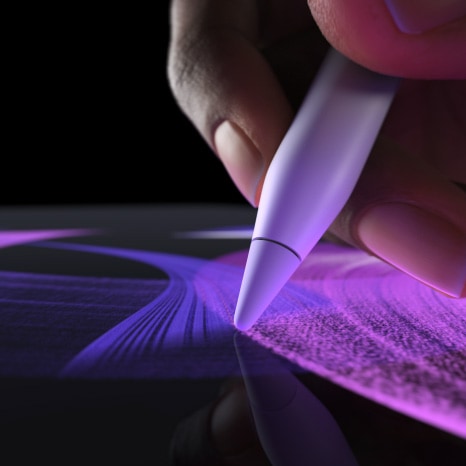En person bruger Apple Pencil Pro i Procreate og maler med et markant penselstrøg