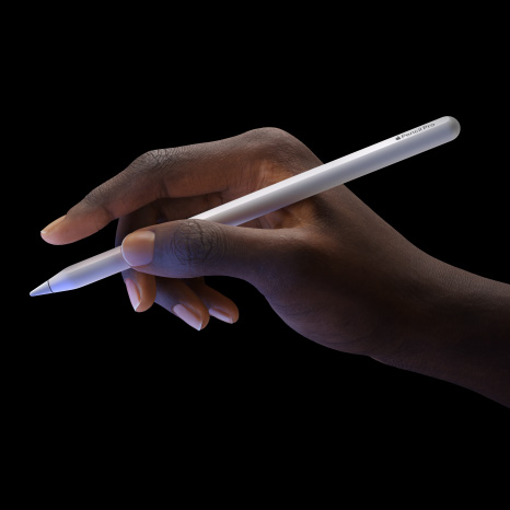 En bruger holder Apple Pencil Pro og demonstrerer funktionen dobbelttryk