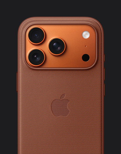 iPhone 17 Pro, tagakülg, kosmiline oranž viimistlus, oranži MagSafe'i TechWoven ümbrisega