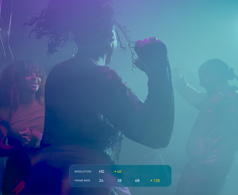 Ekraanil, kus inimesed tantsivad vähese valgusega filmimistingimustes, demonstreeritakse 4K-kvaliteediga 120 kaadrit sekundis Dolby Visioni võimekust