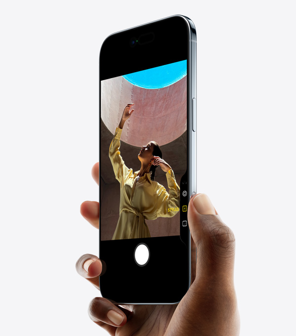 Tangan menggenggam iPhone&nbsp;Air dengan ibu jari di tombol Kontrol&nbsp;Kamera, eksterior depan, eksterior samping, bentuk tipis, Dynamic&nbsp;Island, tombol samping