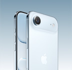 iPhone Air, warna Biru Langit, eksterior belakang miring, sistem kamera Fusion di bagian atas, tombol Kontrol Kamera, desain layar sepenuhnya pada eksterior bagian depan, tombol tindakan dan volume