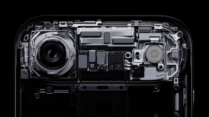 iPhone Air, komponen interior ditunjukkan di bagian atas yang lebih tinggi: termasuk kamera Utama&nbsp;Fusion, flash kamera, chip